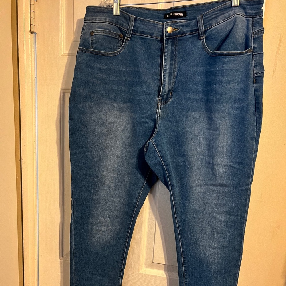 Fashion Nova Ankle Crop skinny jeans.